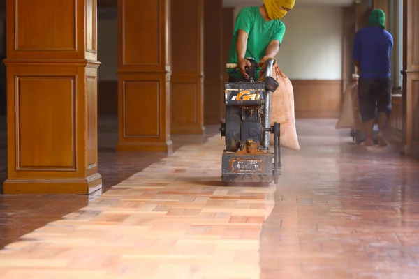 Carpenter byl leštění dřevěných podlah. — Stock fotografie