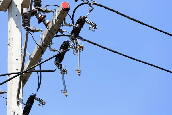 Electricity poles on blue sky. — Stock Photo, Image