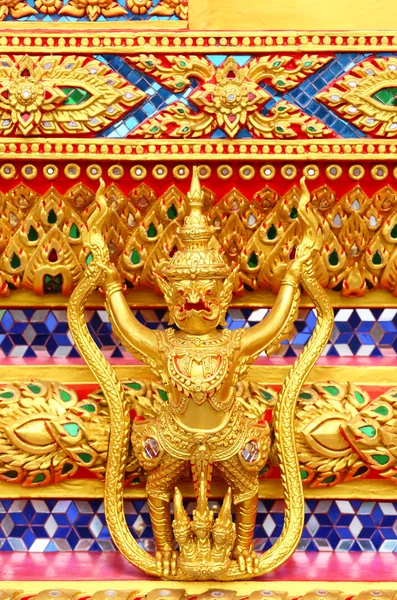 Zlatá socha umění z Thajska. — Stock fotografie