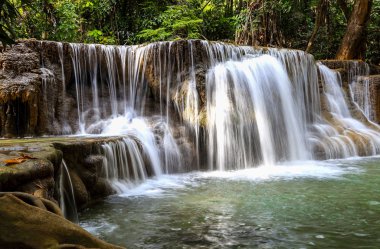 Şelale peyzaj Huai Mae Kamin Tayland.