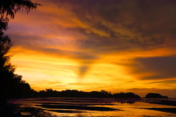 Оранжевое небо на закате . — стоковое фото