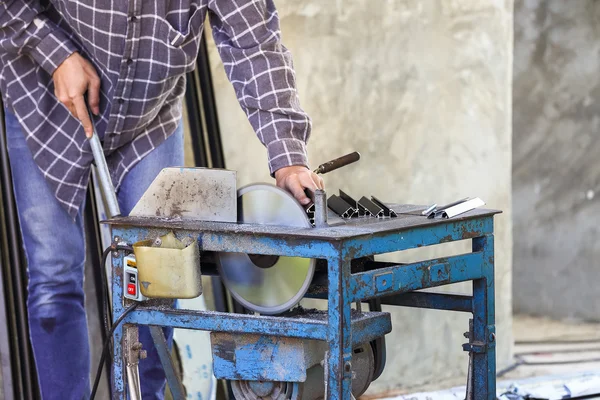 Tekniker skära aluminium för interiör. — Stockfoto