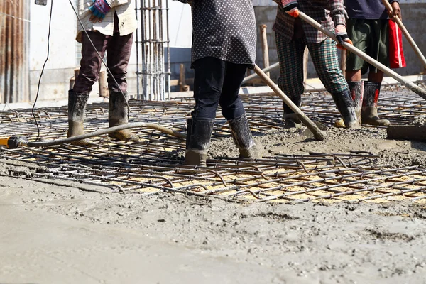 Lavoratori versando cemento all'aperto — Foto Stock