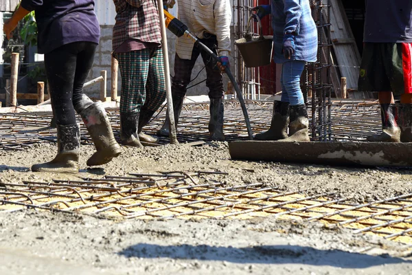 Trabajadores vertiendo cemento al aire libre — Foto de Stock