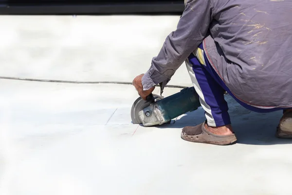 Arbetstagare skära cement golv. — Stockfoto