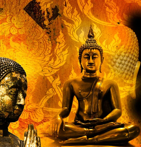 Socha Buddhy zlata na zlatém pozadí vzory Thajsko. — Stock fotografie