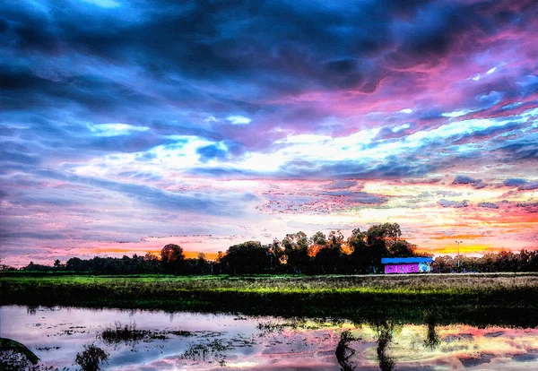 आश्चर्यकारक आकाश वॉटरकलर चित्रकला अंतर्गत रंग घर . — स्टॉक फोटो, इमेज