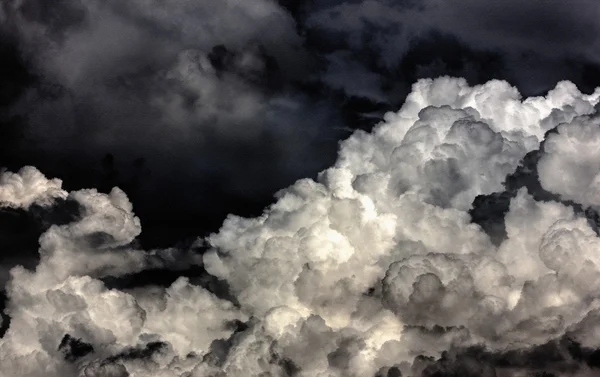 Nubes sobre fondo negro. — Foto de Stock