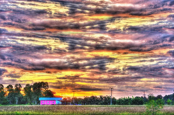 Dom kolor pod niesamowite niebo akwarela malarstwo. — Zdjęcie stockowe