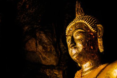 Altın Buddha statue.