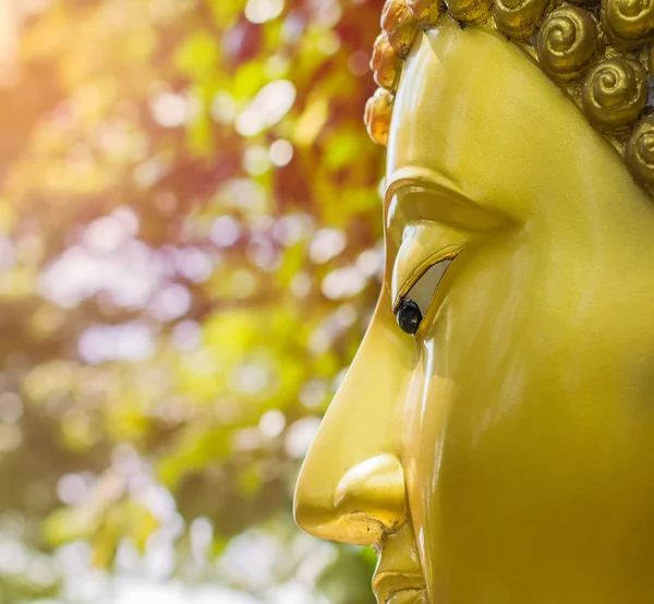 Buddha-Goldstatue auf Bokeh-Hintergrund. — Stockfoto