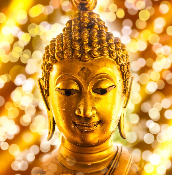 Statua in oro Buddha su sfondo bokeh . — Foto Stock