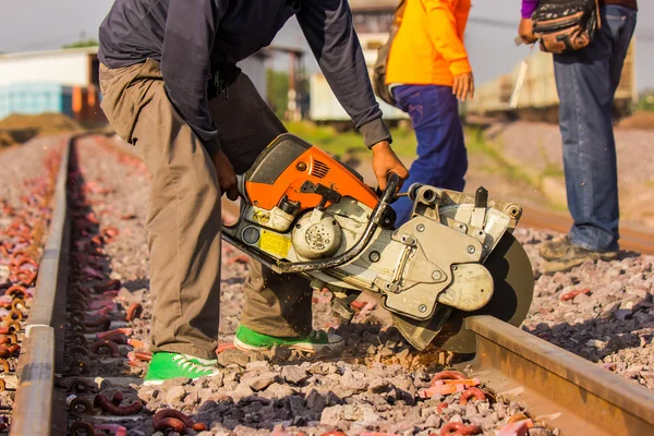 Les ouvriers coupaient des rails pour l'entretien . — Photo