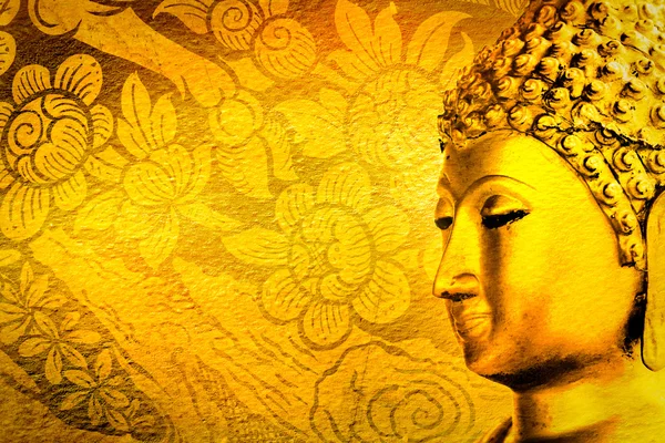 Золотая статуя Будды на золотом фоне Таиланда . — стоковое фото