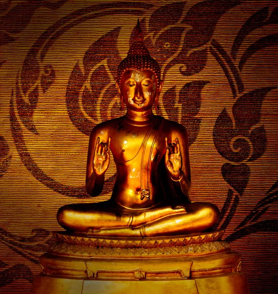 Buddha Goldstatue auf goldenem Hintergrund Muster Thailand. — Stockfoto