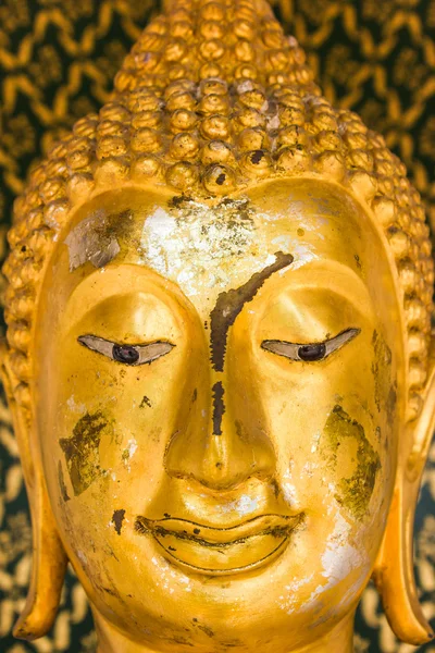 Velho cara estátua buda de ouro . — Fotografia de Stock