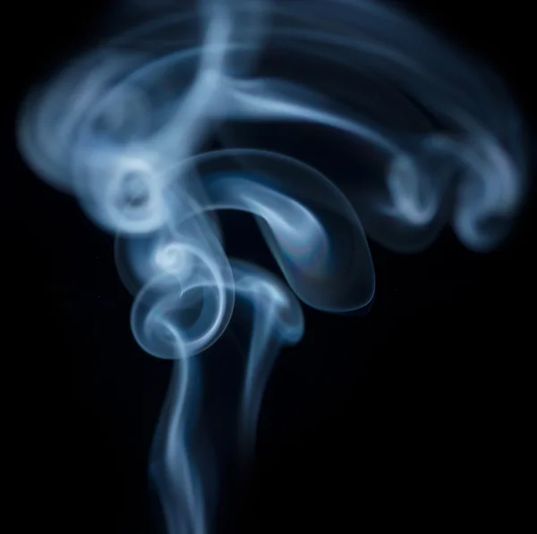 Humo abstracto azul aislado en negro . — Foto de Stock