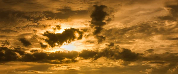 Ein brauner Himmel mit Sonne. — Stockfoto