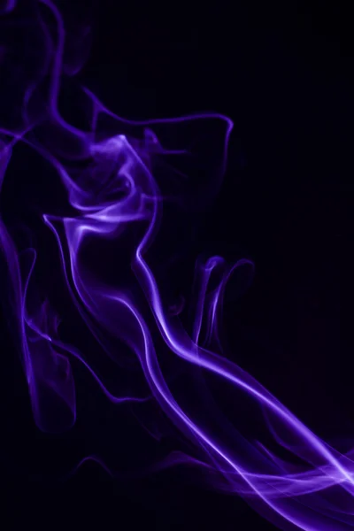 Ein violetter Rauch auf schwarzem Hintergrund. — Stockfoto