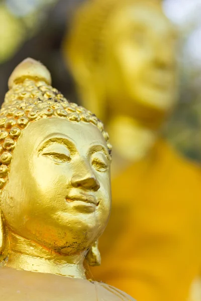 Gamla guld buddha staty. — Stockfoto