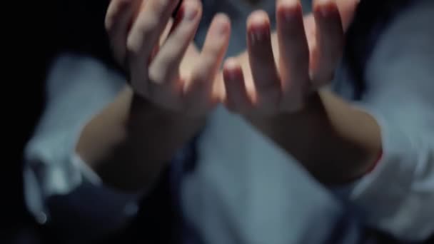 Las manos femeninas muestran holograma Honorarios — Vídeos de Stock