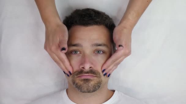 Massagem facial masculina — Vídeo de Stock