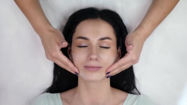 Massage facial féminin — Video