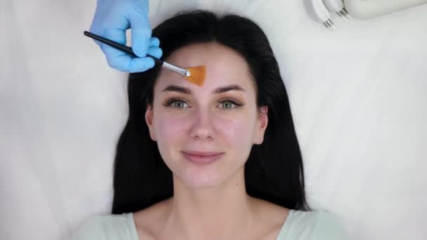 Esthéticienne applique du gel sur le visage — Video