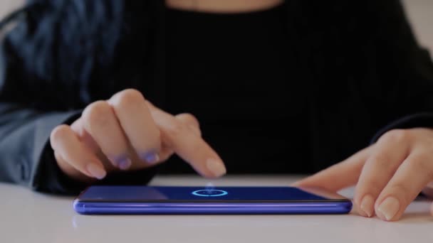 Vrouwelijke hand interageert hologram Handelsbalans — Stockvideo