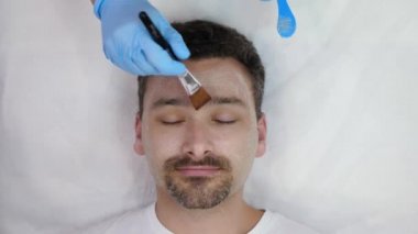 Güzellik uzmanı kabuğunu soyar.