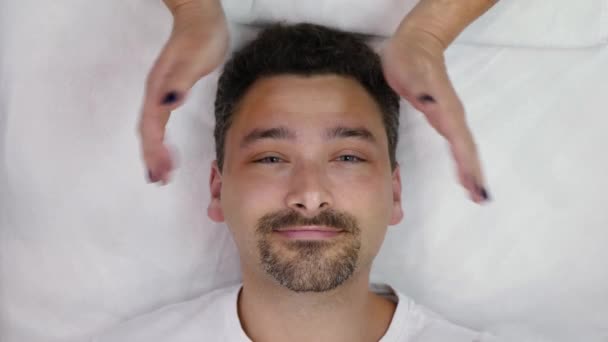 Hombre después del procedimiento cosmético — Vídeos de Stock