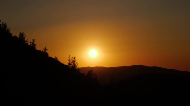 Salida del sol en las montañas — Vídeos de Stock