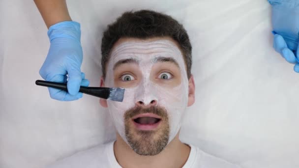 Kosmetyk stosuje maskę — Wideo stockowe