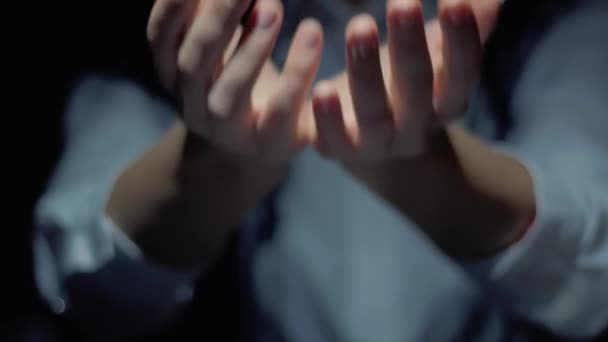 Mãos femininas mostram holograma Online 24 7 — Vídeo de Stock