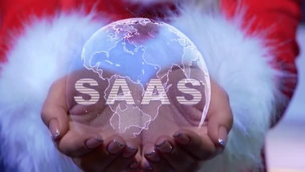 Ruce držící planetu s textem SaaS — Stock video