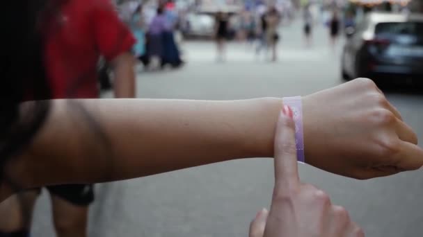 La mano femenina activa la auditoría del holograma — Vídeos de Stock