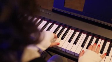 Eller piyano çalıyor.
