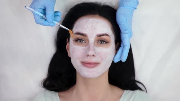 Kosmetička aplikovat masku — Stock video