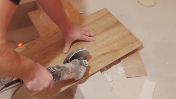 Gesneden keramische tegels — Stockvideo