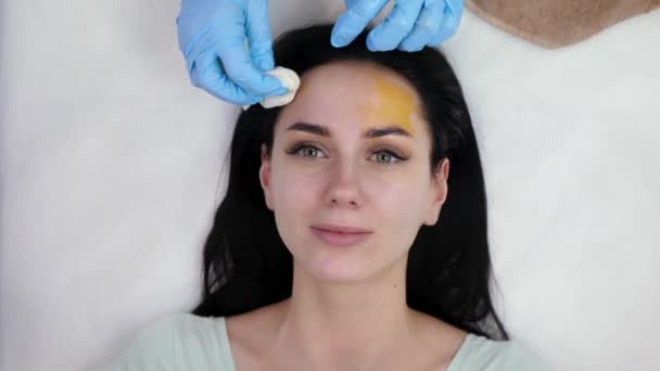 Cosmetologue essuyant visage — Video