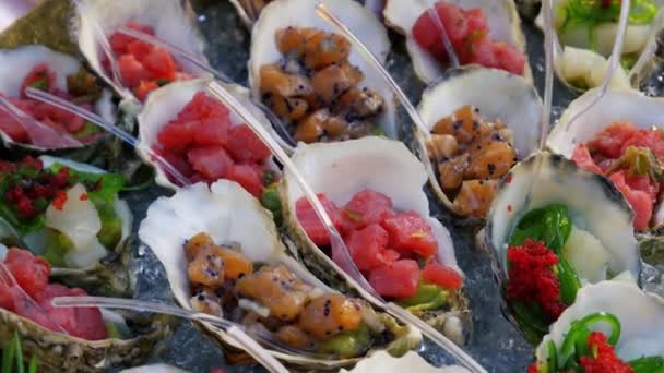 Красиво оформленный шведский стол из морепродуктов — стоковое видео