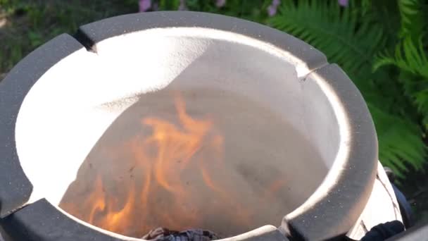 Vuur brandt in tandoor. — Stockvideo