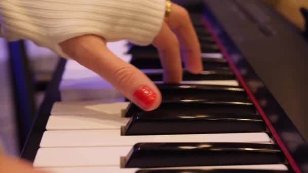 Manos tocando el piano — Vídeo de stock