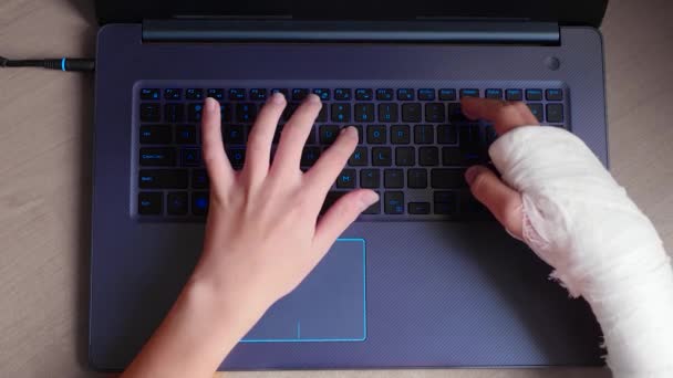 Brazo roto escribiendo en el teclado — Vídeos de Stock