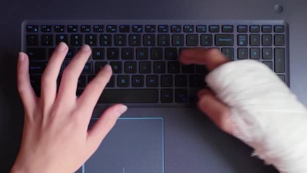 Złamane ramię na klawiaturze — Wideo stockowe