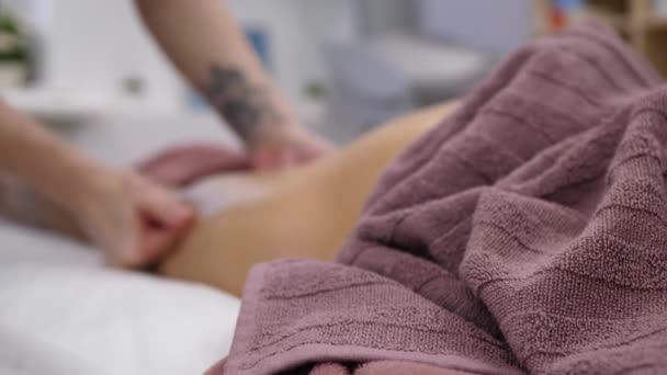 Vrouwelijke beenmassage — Stockvideo