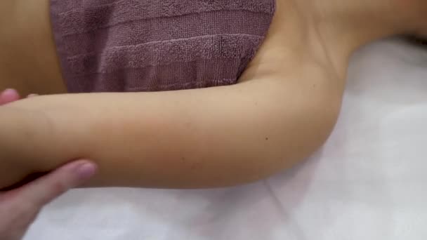 Pijat tangan wanita. — Stok Video