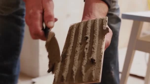 Builder applies tile glue — Stock Video
