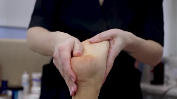 女性の足マッサージ — ストック動画