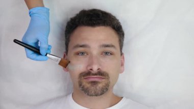 Güzellik uzmanı kabuğunu soyar.